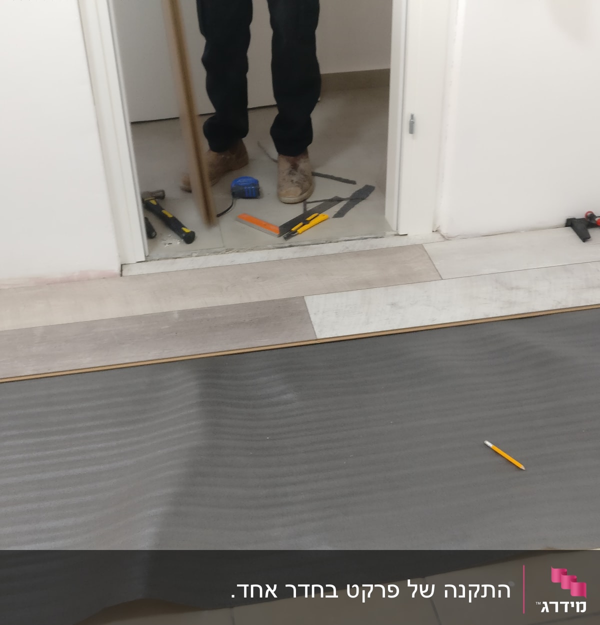 התקנת פרקט עם כלים שונים על הרצפה